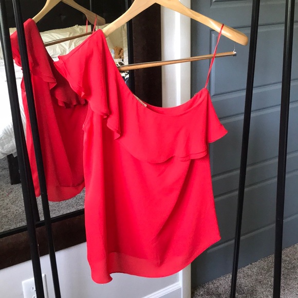 Asymmetrical red ruffle top size Medium - Picture 2 of 4